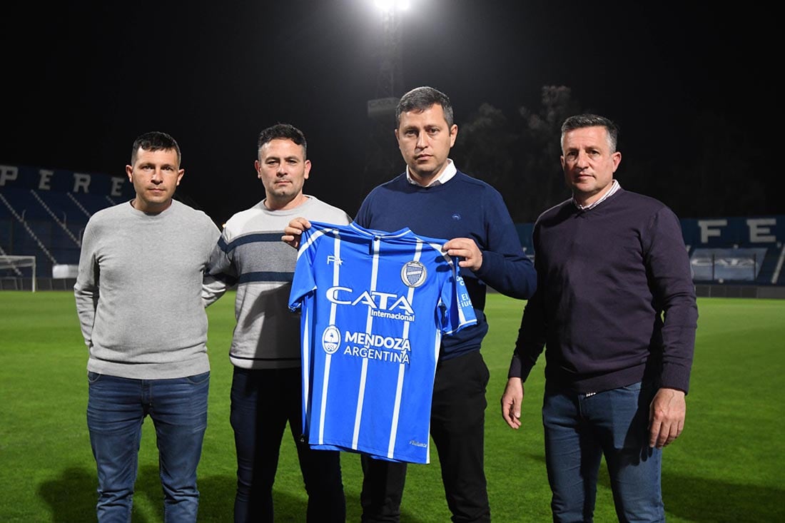 Presentación de Diego Flores, cómo nuevo director técnico del equipo de futbol de Godoy Cruz Antonio Tomba
Diego Flores (con la camiseta) junto a sus ayudantes de campo