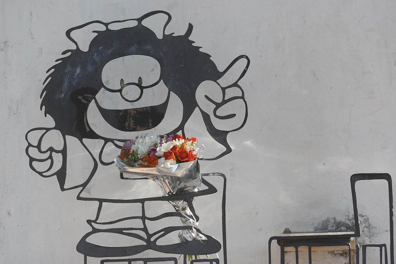 Un ramo de flores en el monumento en el Parque General San Martín de Ciudad.