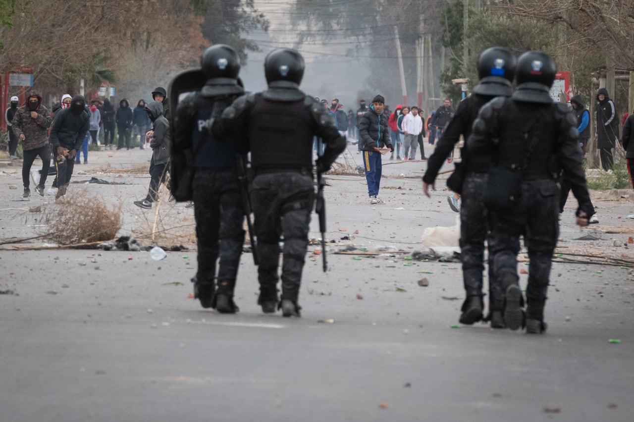 Efectivos policiales de la Unidad Motorizada de Acción Rápida y personal de otras fuerzas se enfrentaron con un grupo de personas en el interior del barrio Sant Teresita de Las Heras.
Según trascendió, cerca de las 15 de este martes un grupo de personas se reunió frente al depósito de Átomo supermercados ubicado en calle Álvarez Condarco, entre calle Los Lapachos y Dorrego. El grupo, la mayoría hombres jóvenes, quería iniciar un “piquete” frente al mencionado deposito.

Foto: Ignacio Blanco / Los Andes 