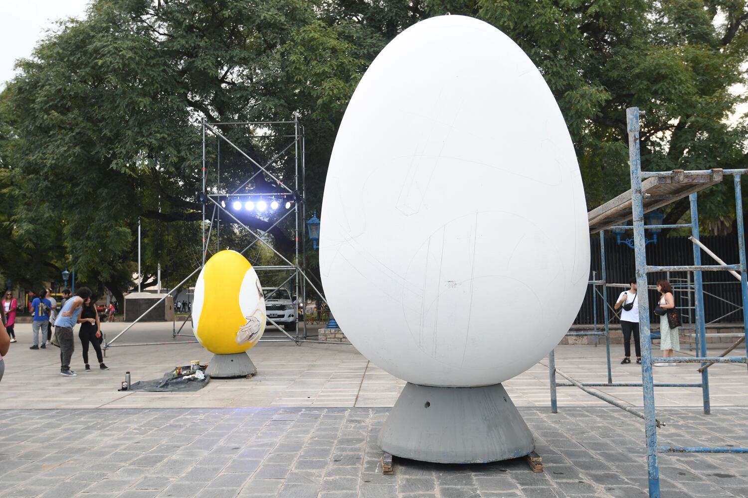 En la plaza Independencia se exhiben huevos gigantes que serán pintados por artistas en vivo. Esta costumbre es originaria de Croacia y desde el año pasado se realiza en Mendoza. Foto: Marcelo Rolland / Los Andes