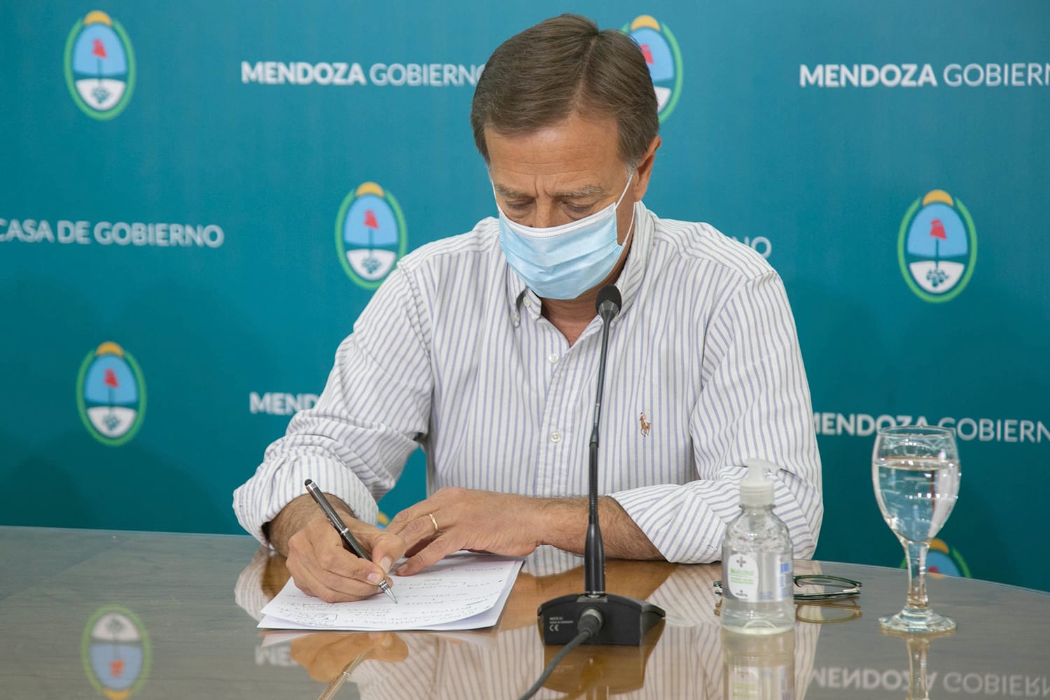 En conferencia de prensa el mandatario anunció restricciones a reuniones familiares y salidas por número de DNI.