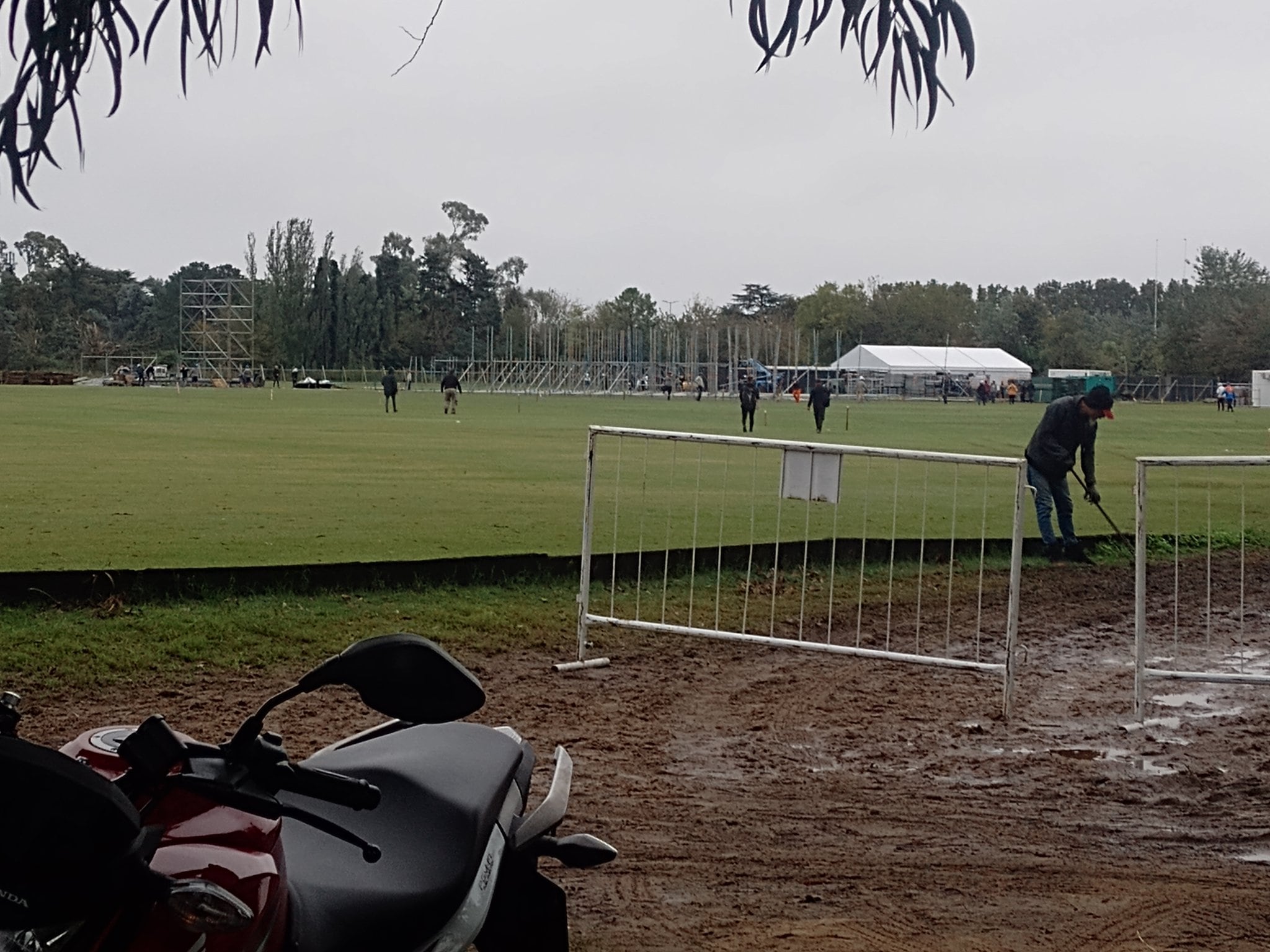 Ya comenzó la preparación del escenario para los shows de Tini Stoessel en el Club Hurlingham