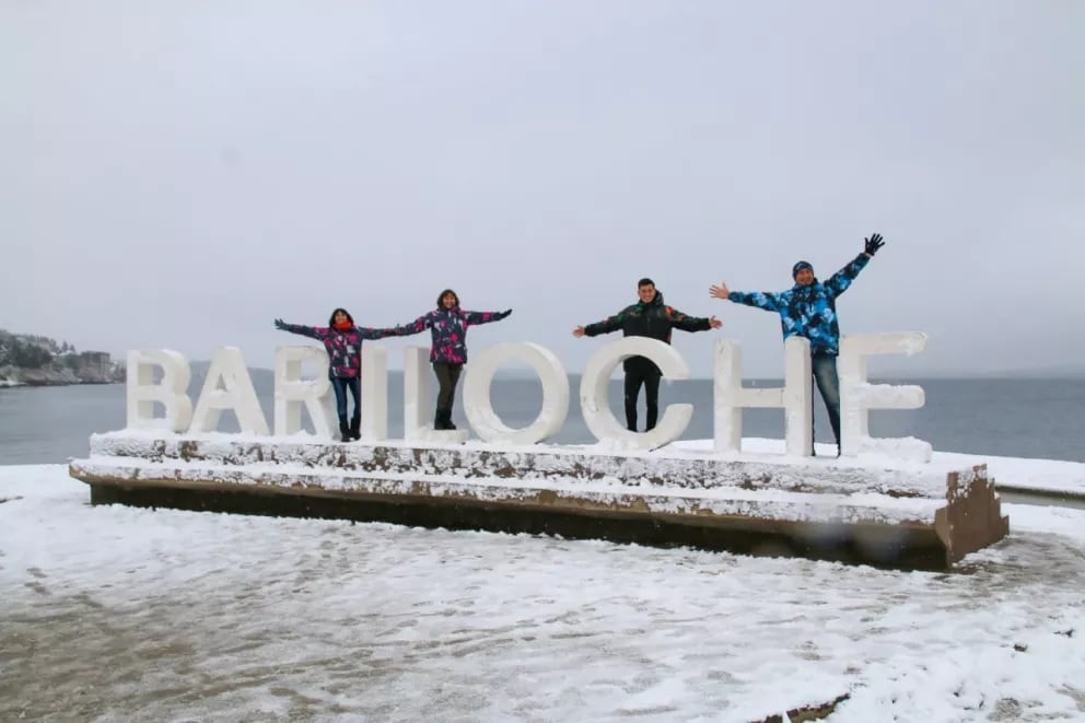 La gran cantidad de nieve no cesa y eso atrae más a los turistas en Bariloche. Foto Facundo Pardo