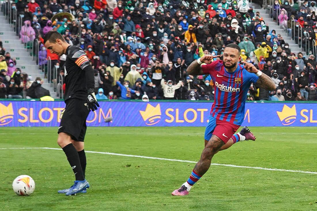 Memphis Depay celebra tras anotar de penal el segundo gol en la victoria 2-1 al Elche en la Liga española.