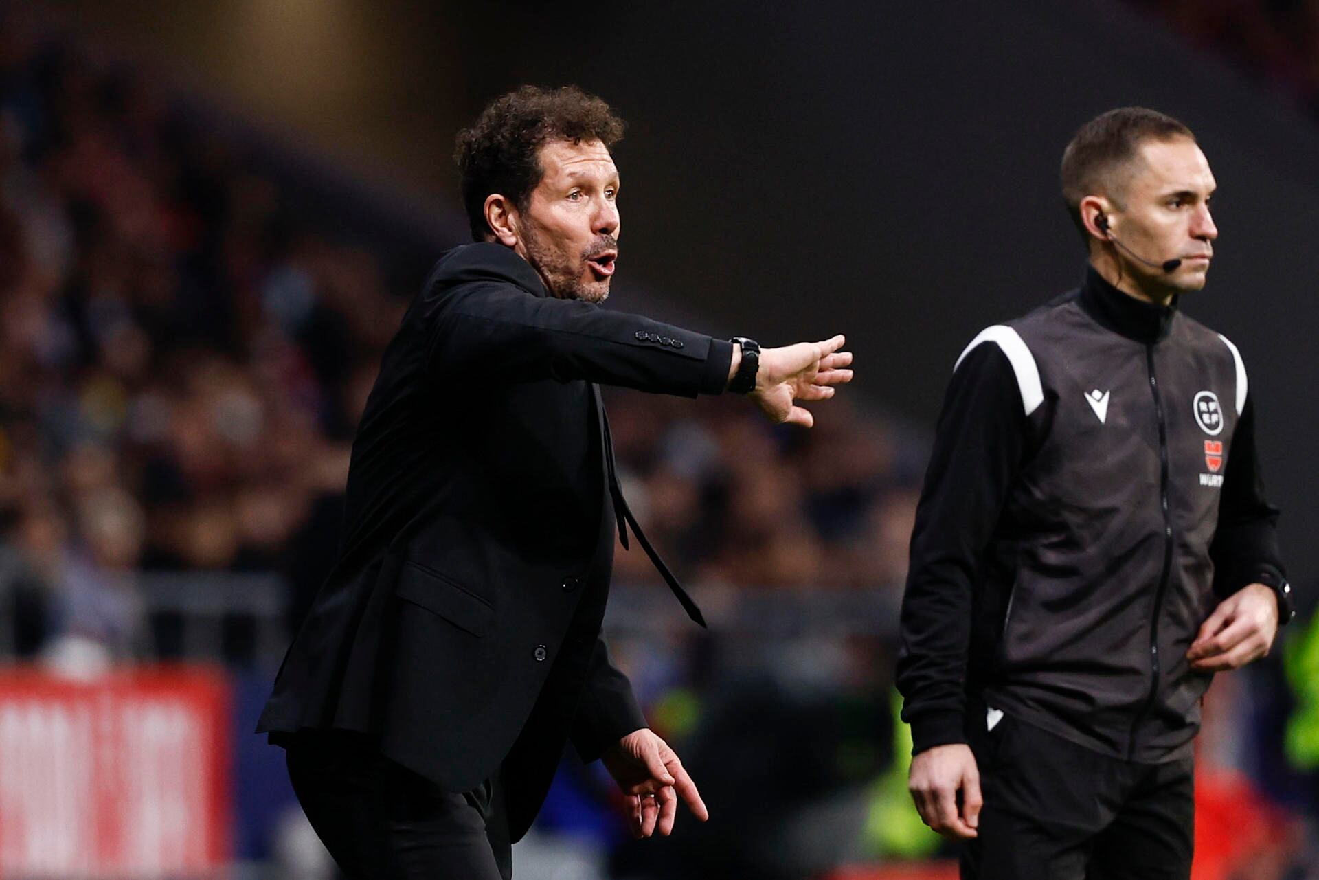 El entrenador del Atlético de Madrid Diego Simeone durante el partido de octavos de final de la Copa del Rey de fútbol entre Atlético de Madrid y Real Madrid, este jueves en el estadio Cívitas Metropolitano. EFE/Rodrigo Jiménez