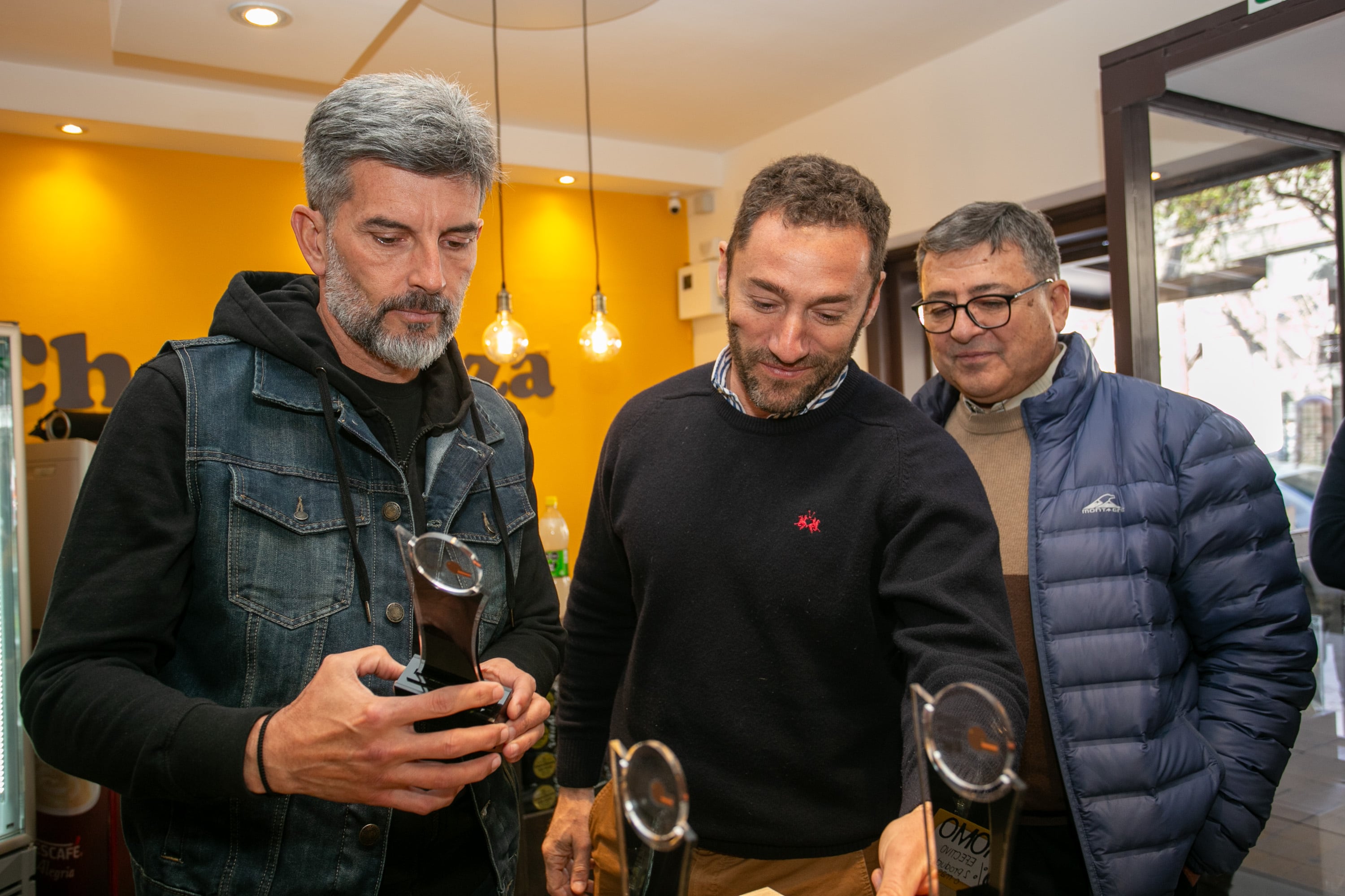 Ulpiano Suarez visitó una emblemática marca de alfajores que ganó dos medallas de oro en el Mundial