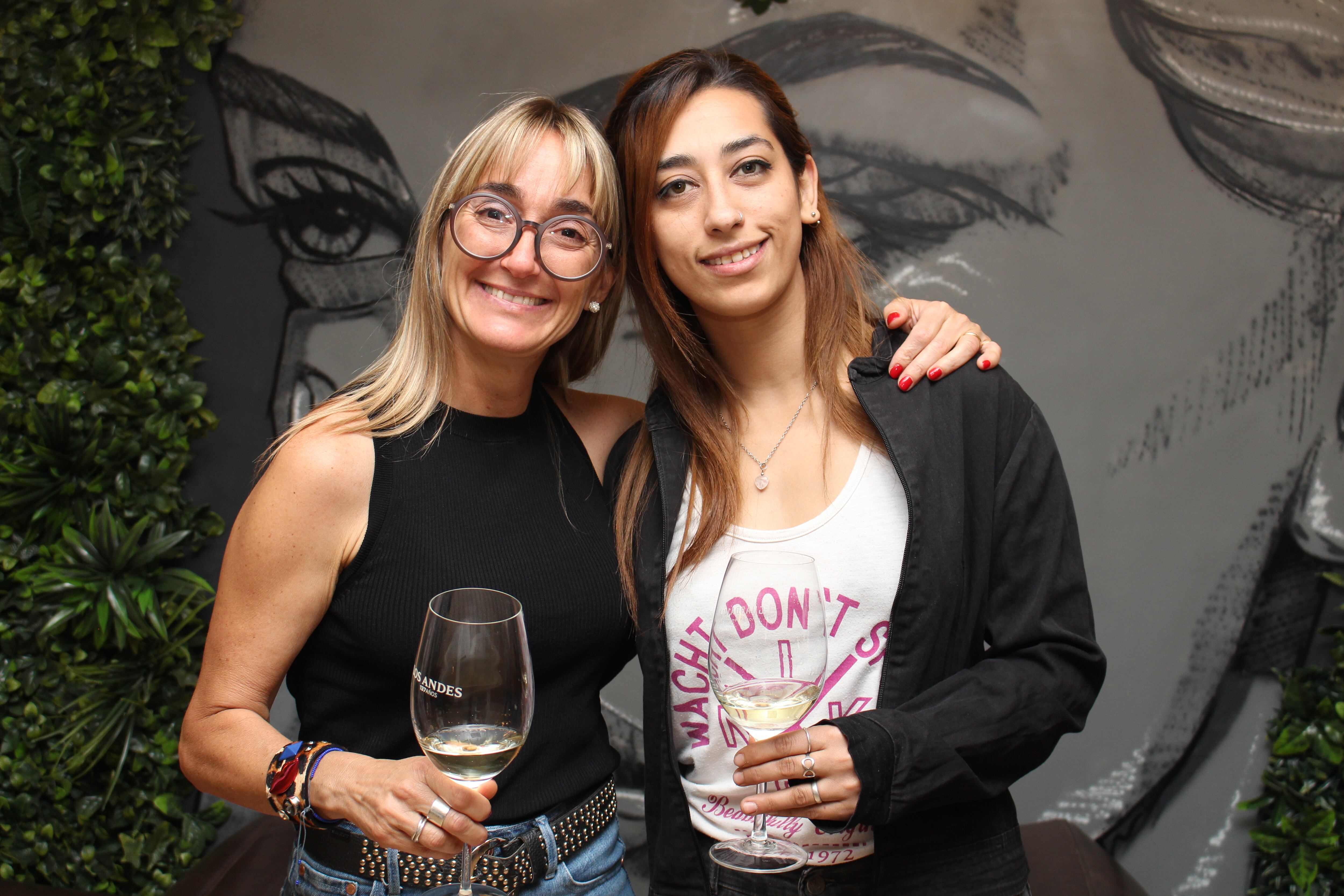 Ana Puelles y Naomi Núñez.