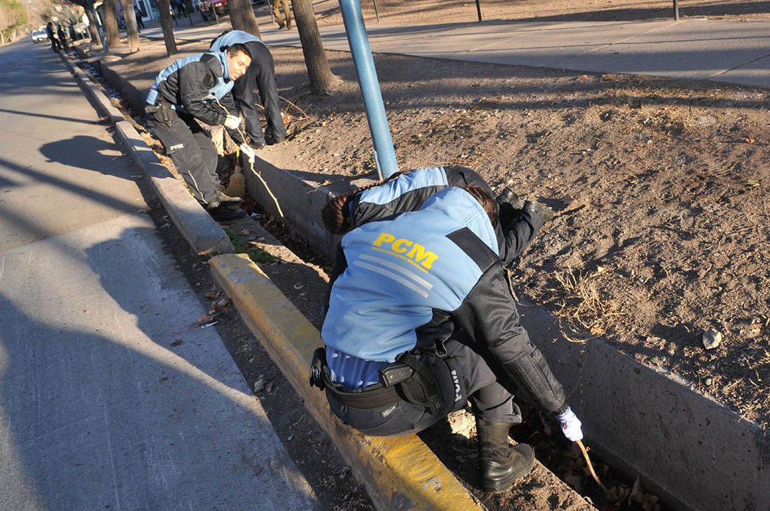 Agosto 2013 Policía Científica trabaja buscando pruebas en Corredor del Oeste donde falleció el abogado Marcos Derpich al recibir un disparo y luego chocar con su camioneta.