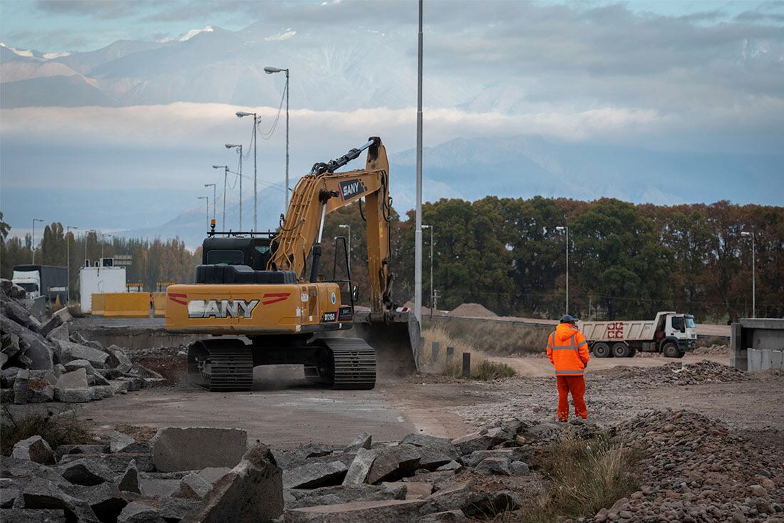 La variante Palmira estaría terminada en 4 meses 
 Es una de las obras  más importantes y estratégicas de Mendoza,  tiene la mira puesta en potenciar el Corredor Bioceánico.
Con la variante Palmira, se podrán desviar los vehículos de carga pesada que circulan por la Ruta 7 con dirección a Chile, sin tener que atravesar calles o avenidas del Gran Mendoza.

Foto: Ignacio Blanco / Los Andes  