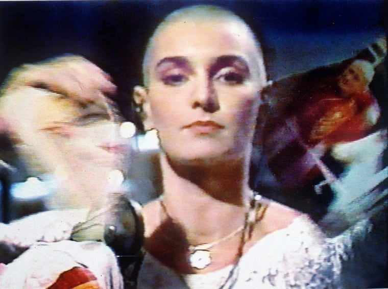 El día en que Sinéad O’Connor rompió una foto del Papa.