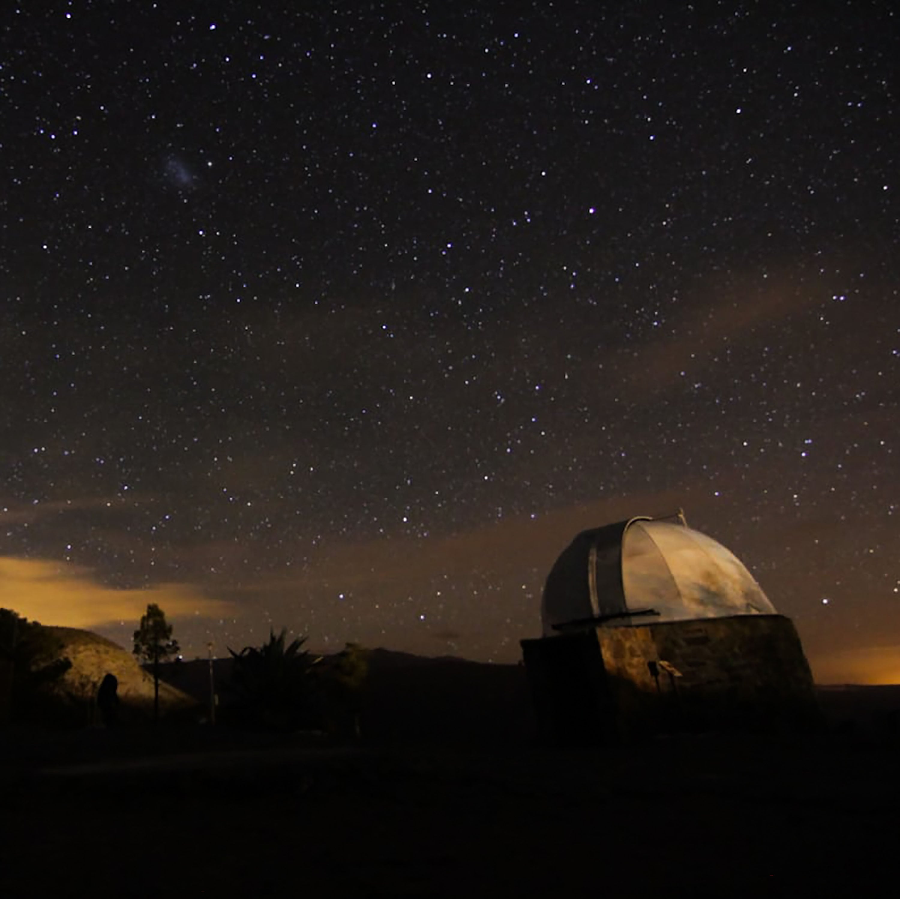 A las 20.30, los astrónomos abren la cúpula del observatorio para dar inicio a las observaciones, mientras el público escucha asombrosas anécdotas y explicaciones sobre el origen del universo.
