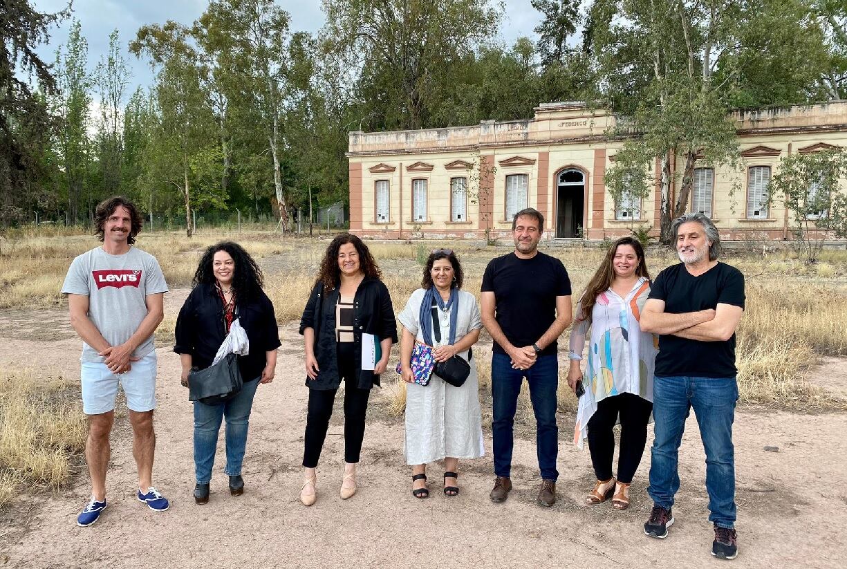 Funcionarios en la presentación del proyecto del Centro Cultural Quino. 