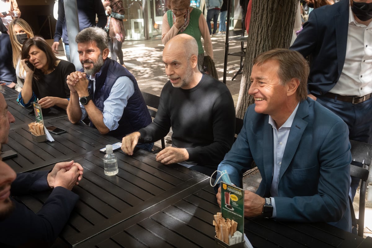 Horacio Rodriguez Larreta estuvo en Mendoza, camino por la Plaza Independencia y la Peatonal Sarmiento junto a Rodolfo Suarez y Ulpiano Suarez. Foto: Ignacio Blanco. 