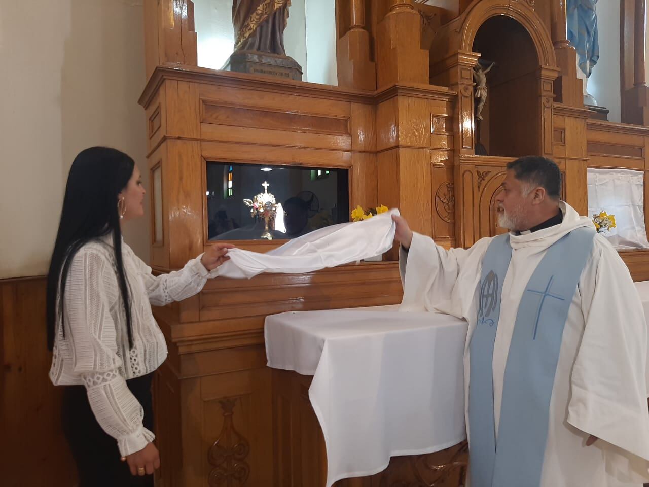 La intendente Flor Destéfanis y el padre Marcelo Castro descubren el relicario de Santa Rosa de Lima. | Foto: gentileza