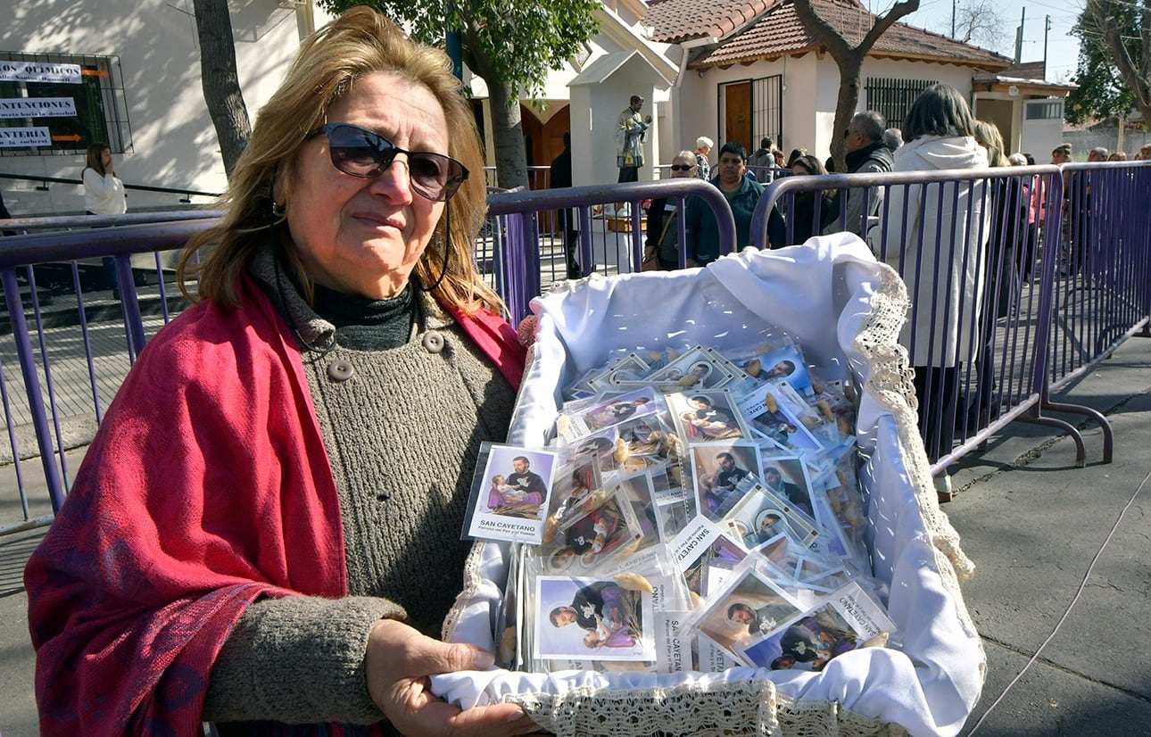 Una gran multitud de fieles se acercaron a la Parroquia de San Cayetano en Godoy Cruz. Foto: Orlando Pelichotti / Los Andes