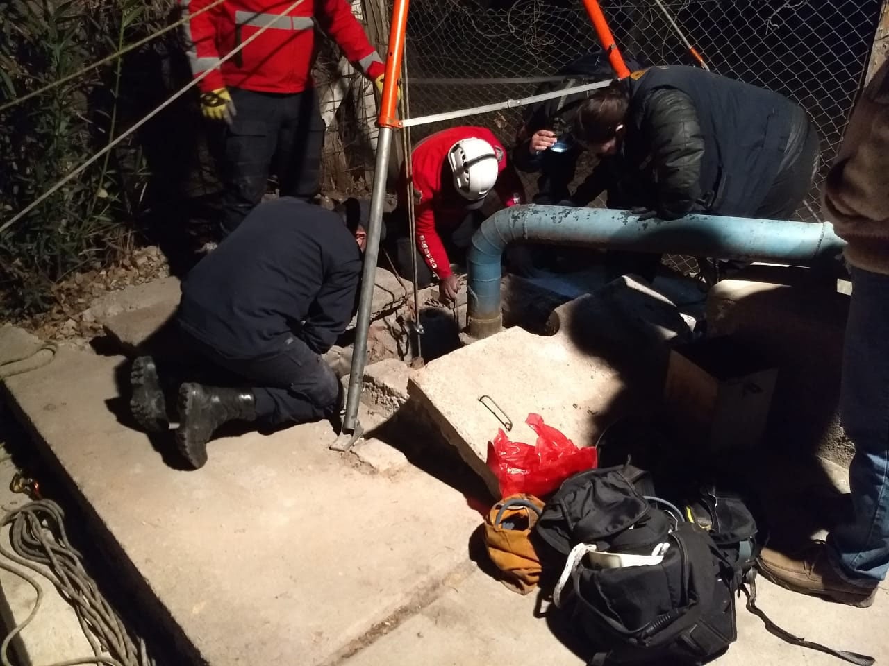 En la superficie del pozo de agua hallaron sangre. Unos 80 metros más abajo estaba el cadáver de la mujer asesinada. / Prensa Ministerio de Seguridad