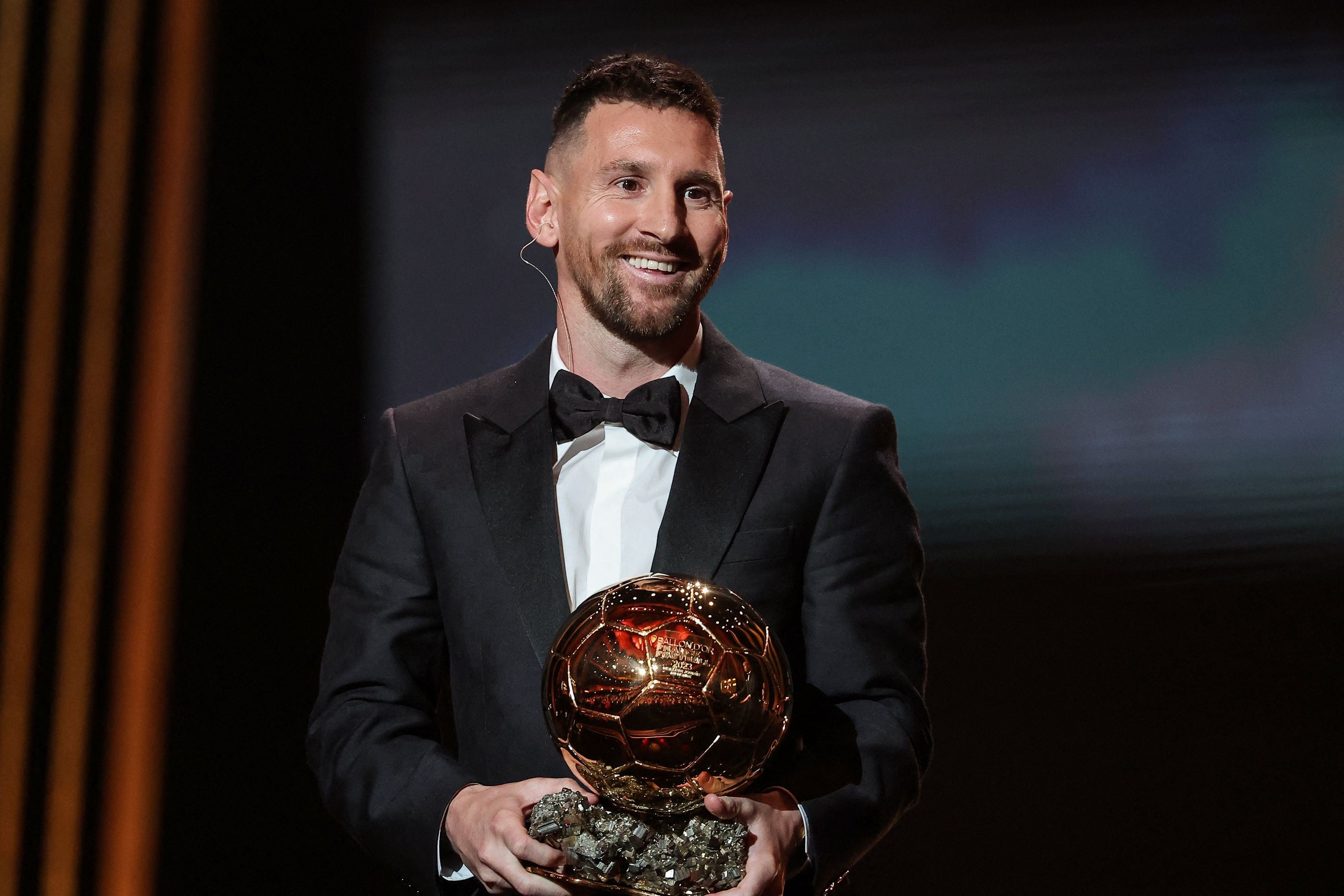 Lionel Messi con su 8° Balón de Oro, un récord espectacular. / AFP