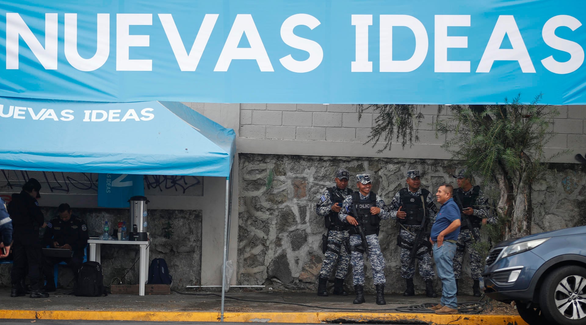 AME5106. SAN SALVADOR (EL SALVADOR), 03/02/2024.- MIlitares salvadoreños custodian la avenida olímpica hoy durante los preparativos electorales en San Salvador (El Salvador). La inesperada lluvia con la que amaneció San Salvador complicó este sábado el reparto de las papeletas hacia los colegios electorales, destinadas a unos comicios el domingo en los que se espera que el presidente salvadoreño, Nayib Bukele, alcance una rotunda mayoría, algo que parece asimilar la oposición, que no se dejó ver en unos puntos de votación monopolizados por el azul y blanco del partido oficial Nuevas Ideas (NI). EFE/Bienvenido Velasco