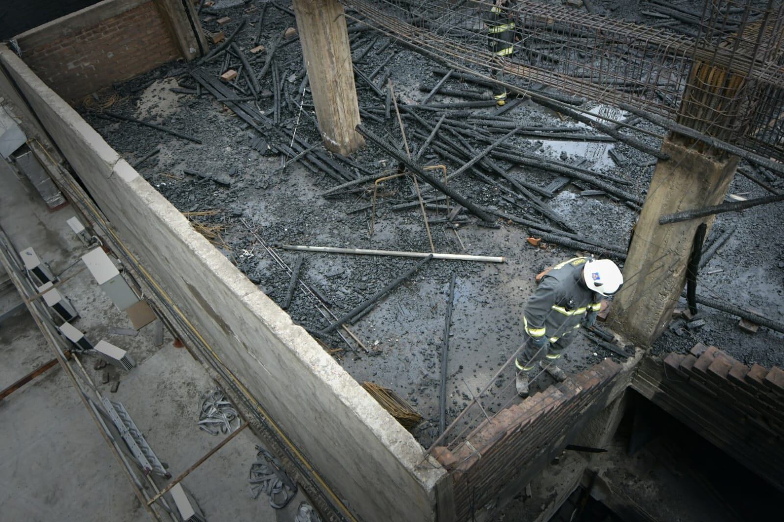 Así quedó el edificio incendiado en avenida Colón de la Ciudad de Mendoza - Orlando Pelichotti / Los Andes 