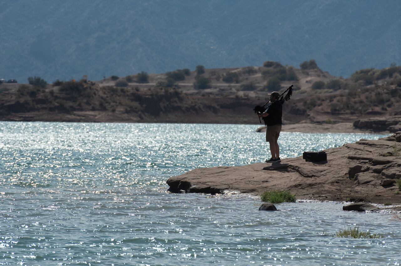 El misterioso gaitero que da una banda de sonido distinta a la montaña mendocina y atrapa con su música. Foto: Ignacio Blanco / Los Andes