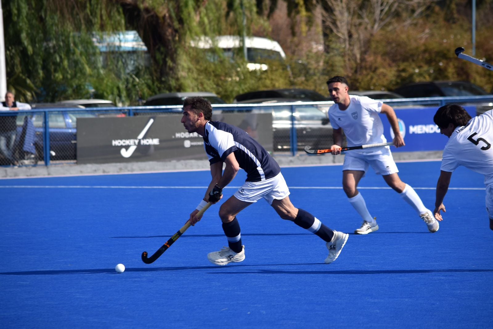 El último cuarto fue el más intenso del partido. Mendoza salió con todo a proponer su juego y por momentos ejerció una importante presión sobre las últimas 25 yardas de Tandil. / Fotos Asociación Mendocina de Hockey