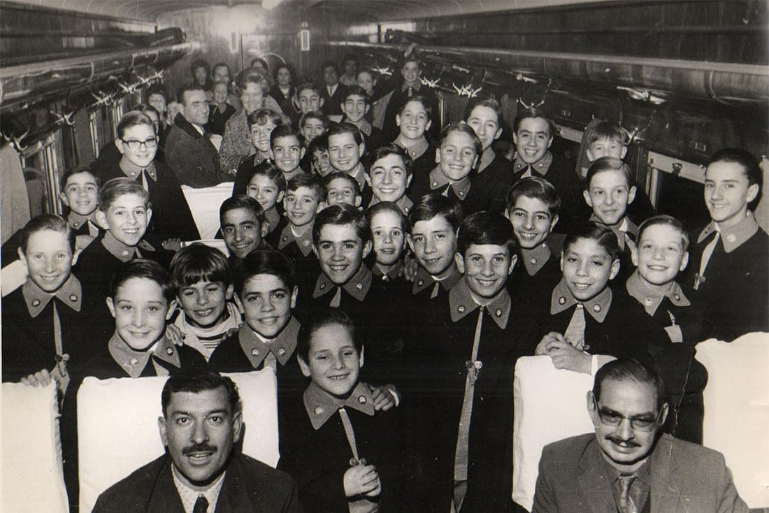 50 Años. Los Niños Cantores de Mendoza y un épico viaje a Tokio. Fueron 32 niños, más el director del coro y otros cuatro adultos los que salieron en un micro desde Plaza Independencia y, casi todos ellos, llegaron a la capital de Japón.