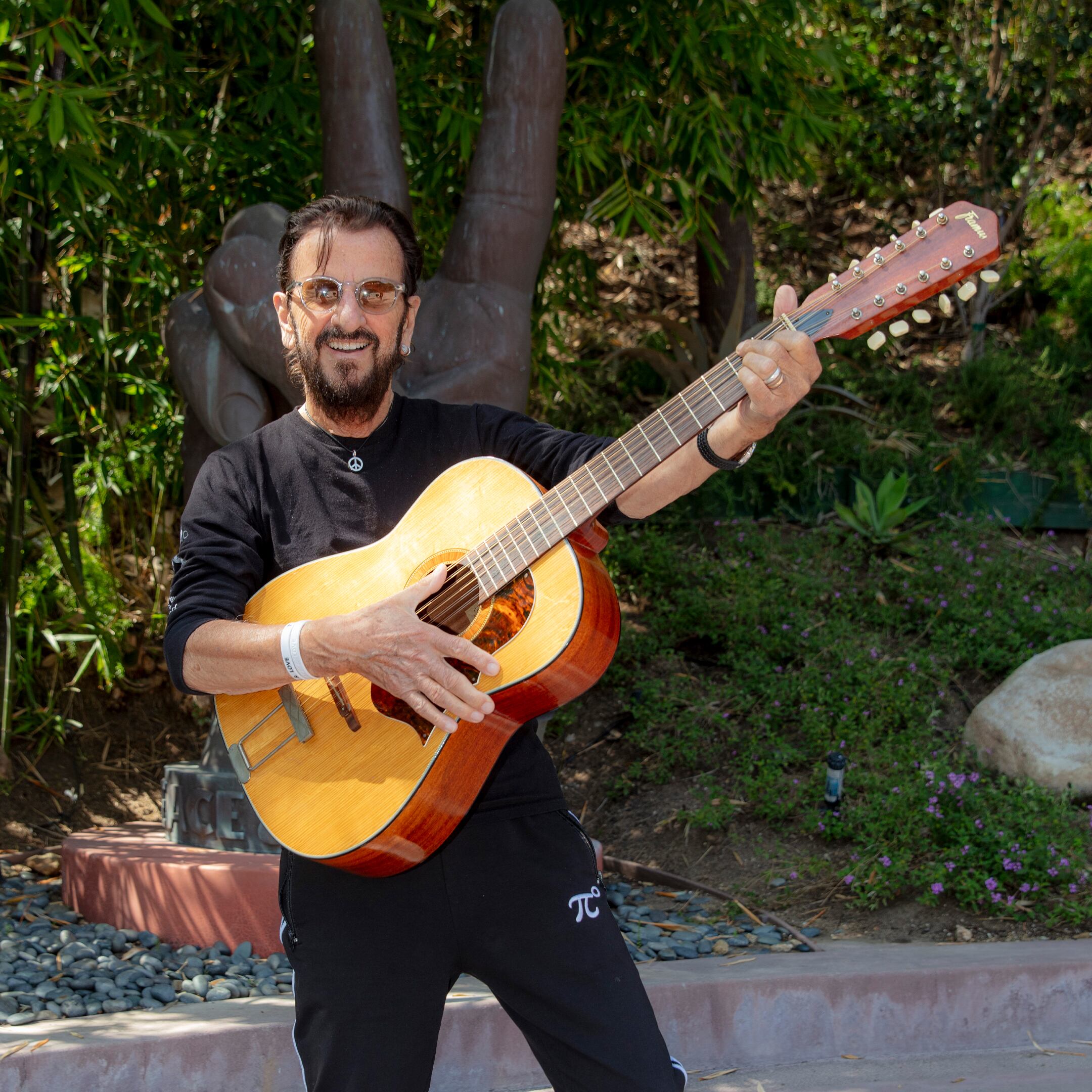 Subastarán una guitarra de John Lennon. / Gentileza