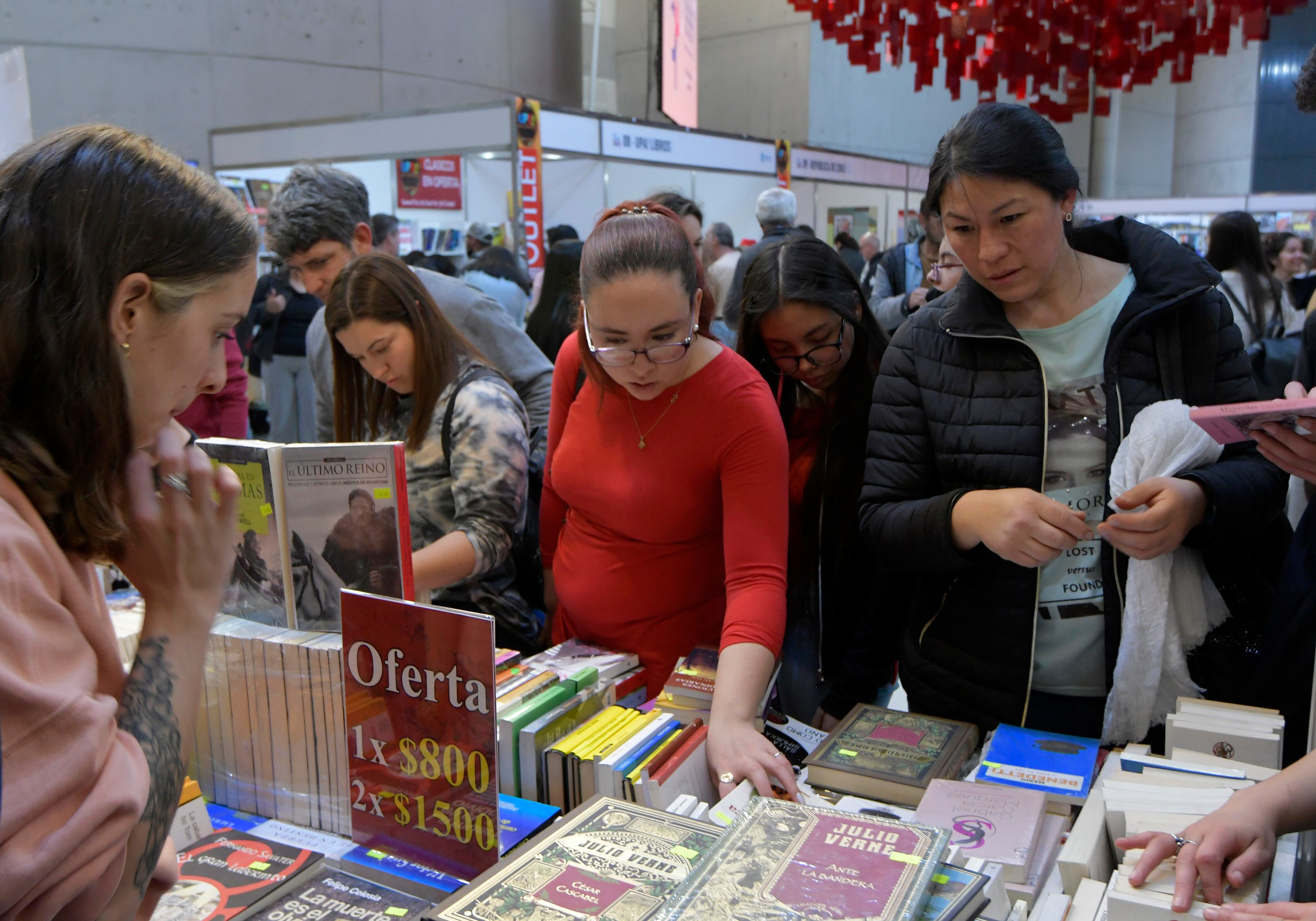 Feria del Libro 2022
 Las librerías ya lo saben y la Feria del Libro, que cierra hoy sus puertas, lo confirmó: los jóvenes están impulsando el consumo de ejemplares y se posicionan como el segmento más fuerte.
en el Julio Le Parc
Foto:  Orlando Pelichotti / Los Andes