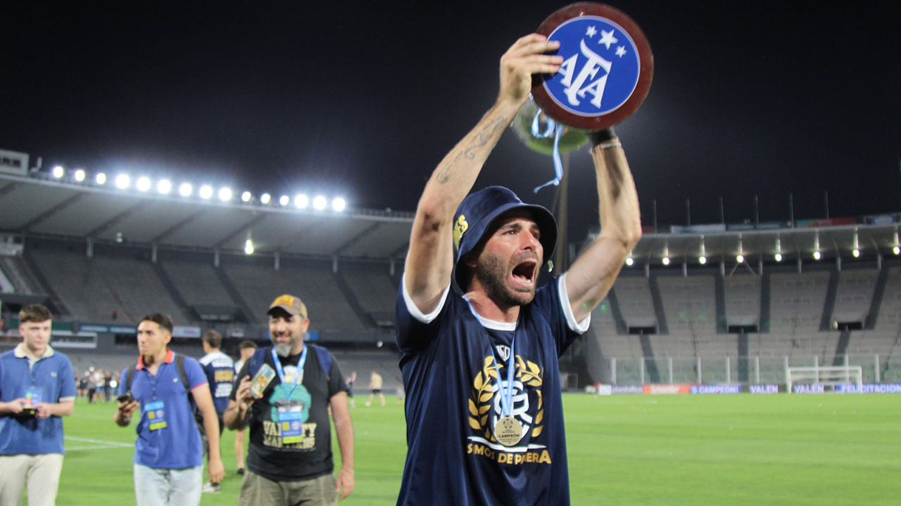 Diego Tonetto festejando con la copa de campeones de la Primera Nacional 2023 en el mítico estadio Mario Alberto Kempes de Córdoba. Inolvidable. Gentileza. 