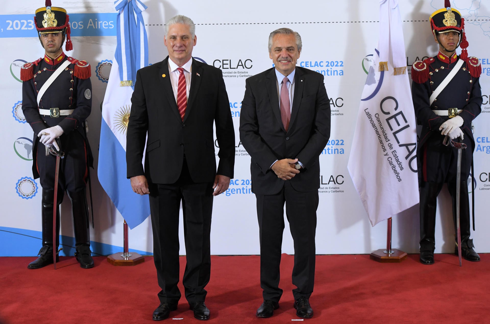 Alberto Fernandez, recibe al presidente de Cuba, Miguel Diaz Canel, en el inicio de la cumbre de la CELAC, hoy en Buenos Aires (Argentina). EFE/Enrique García Medina
