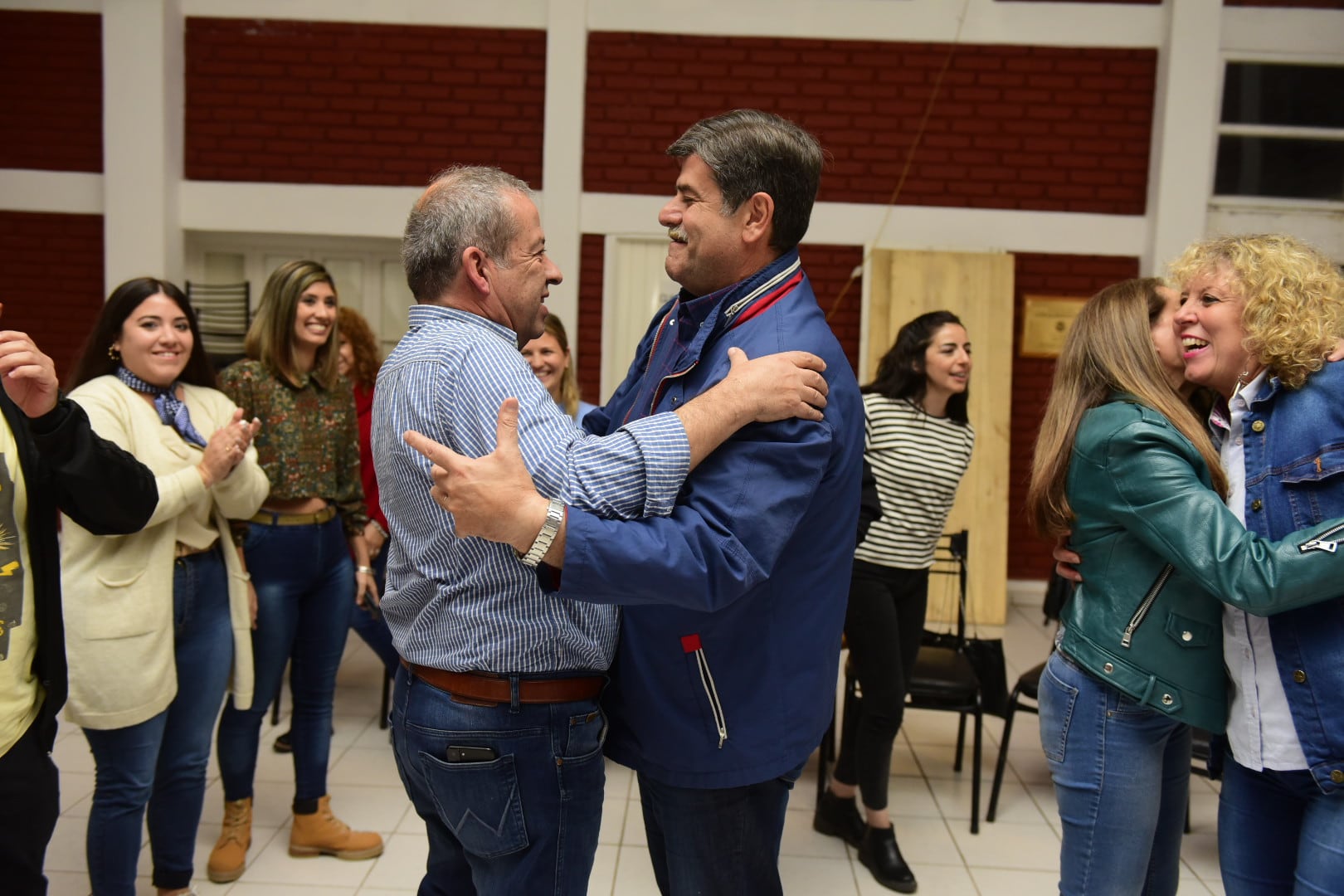 El intendente de Junín, Héctor Ruiz se abraza con su antecesor, Mario Abed luego del premio ganado.