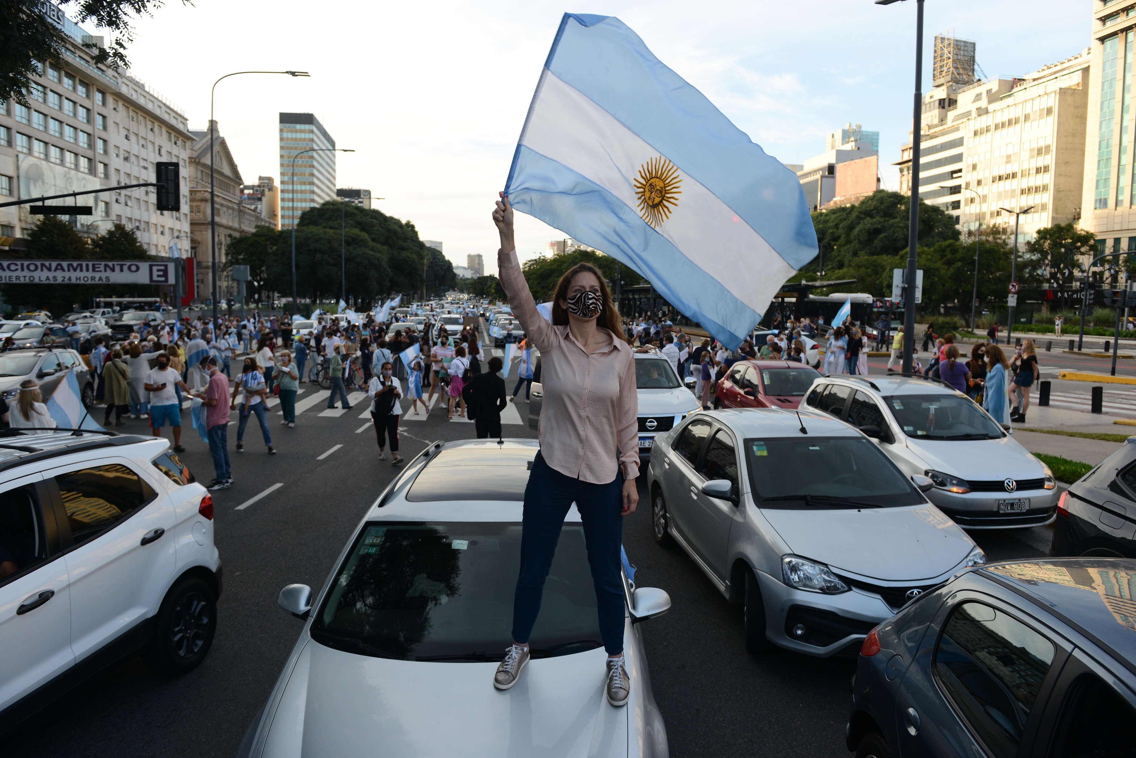 Manifestación en el Obelisco contra de las medidas  tomadas por el presidente Alberto Fernández a raíz del aumento de casos de Covid 19.
Fotos Clarin