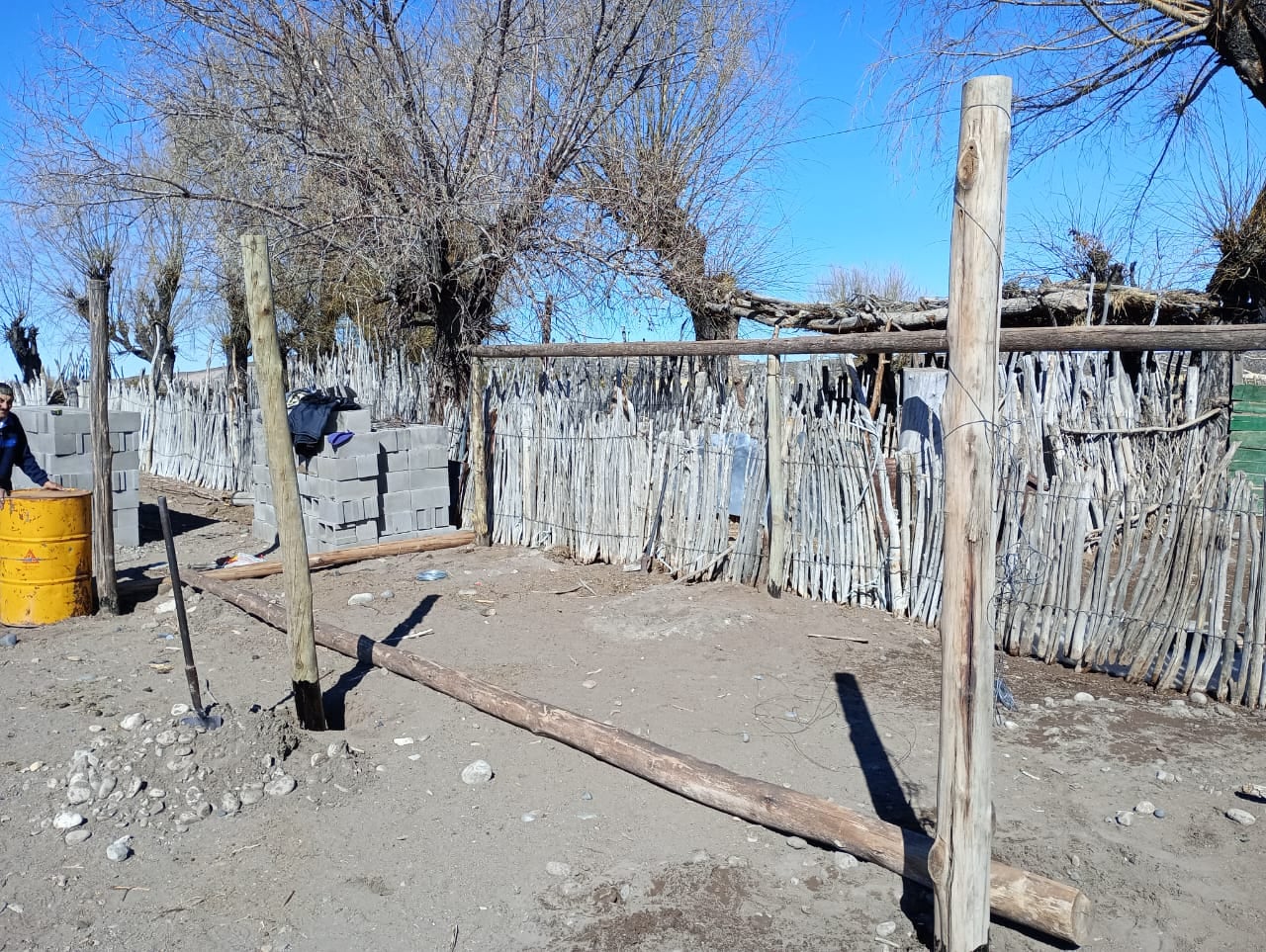 Sistema de construcción de corrales sustentable. Realizado en materiales durables y reciclados.