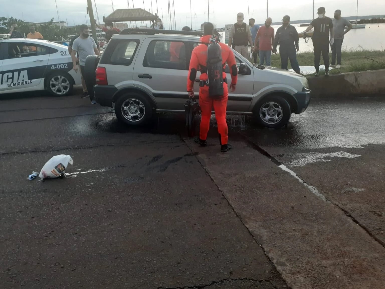 Un hombre fue hallado sin vida en el interior de un vehículo en el Río Paraná