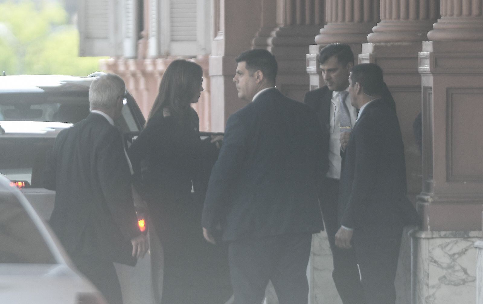 Mucho movimiento en Casa Rosada: las imágenes de una mañana agitada. Foto: Federico López Claro / Clarín.