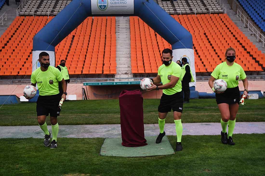 La terna arbitral antes del partido.