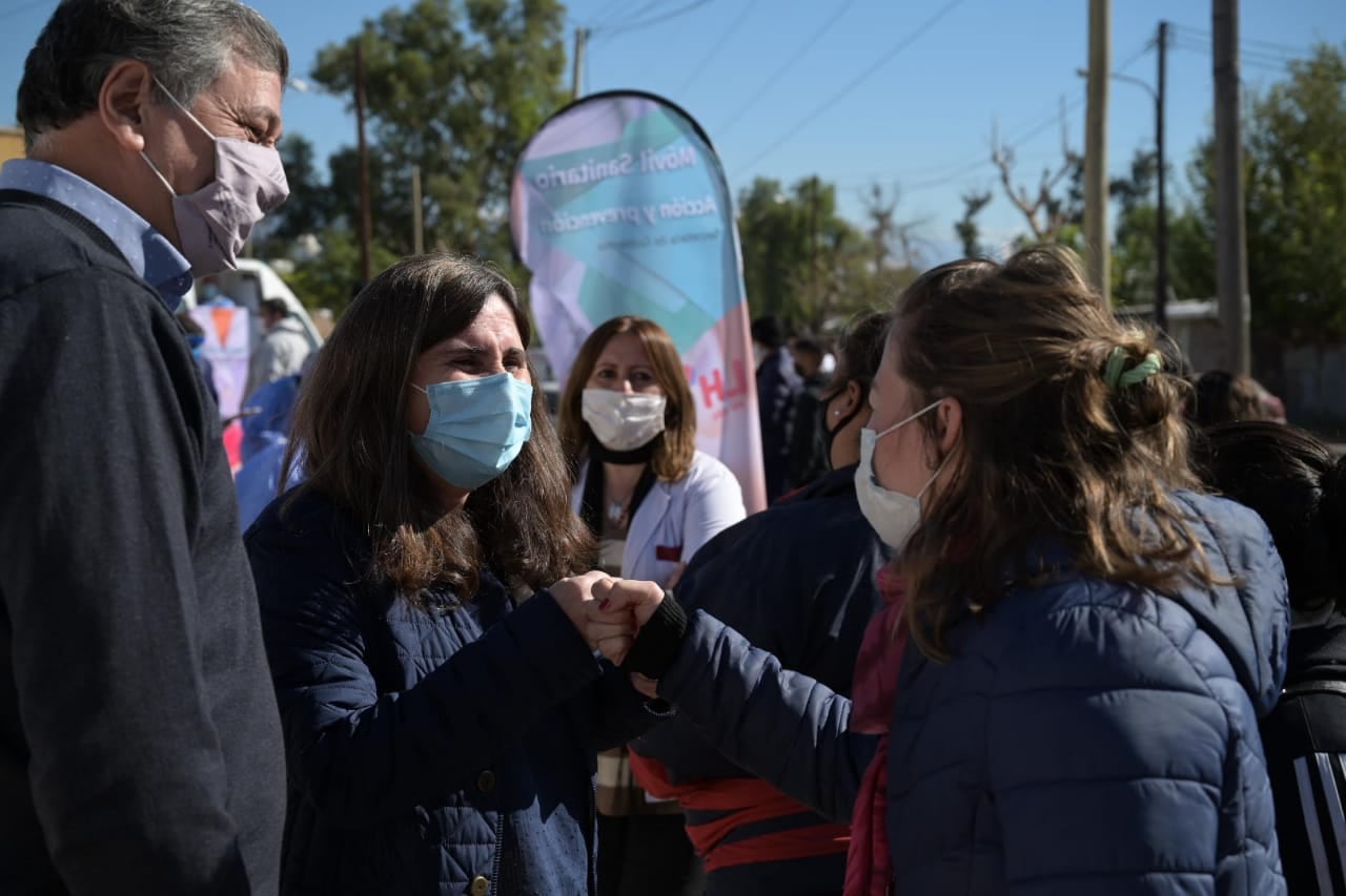 El intendente de Las Heras, Daniel Orozco, y la ministra de Salud de la provincia, Ana María Nadal. Operativos en Las Heras para detectar casos de Covid-19. 5 de mayo de 2021.