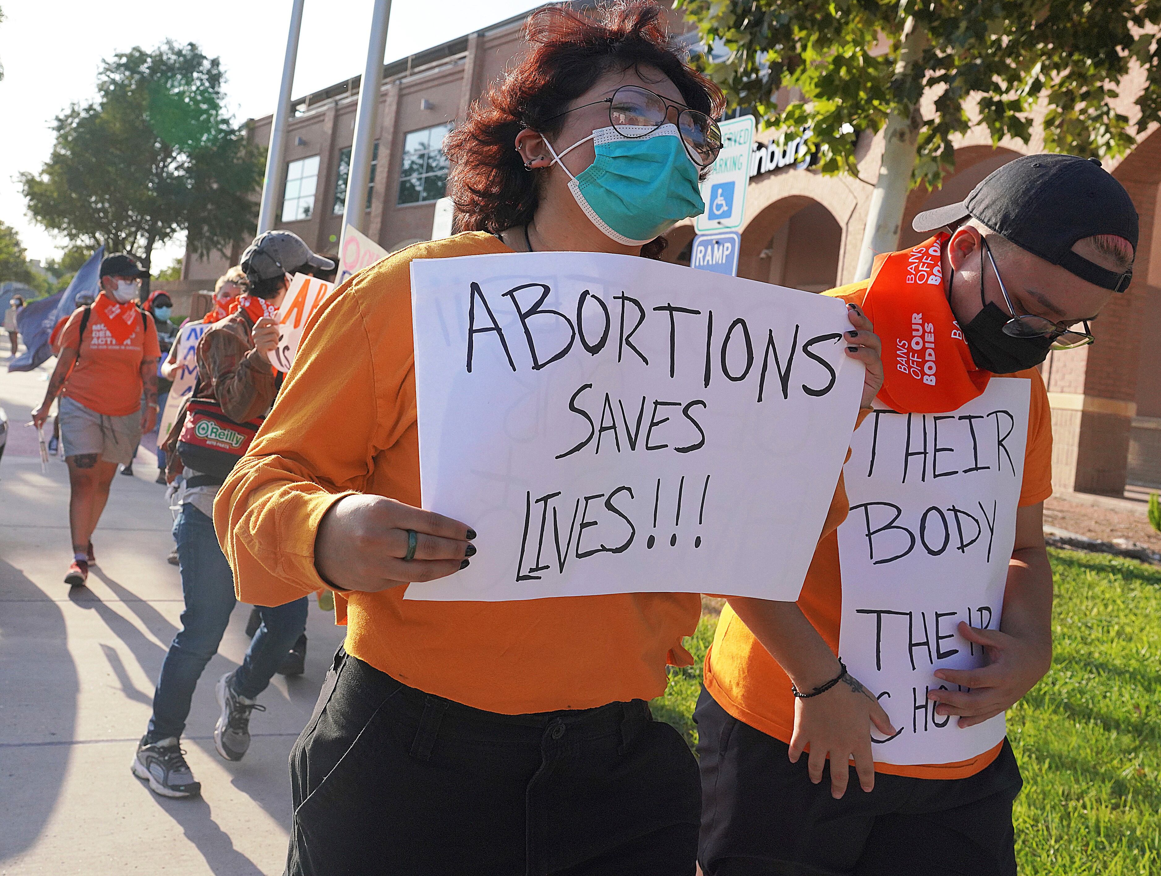 Los partidarios del derecho al aborto se reunieron para protestar contra la SB 8 de Texas frente al Ayuntamiento de Edinburg.