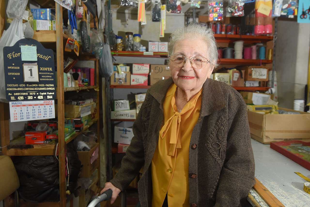 Vivió en un convento para comer y sobrevivió a la Guerra: la increíble vida de Gina, quien atiende su mercería con 95 años. Foto: José Gutierrez / Los Andes.