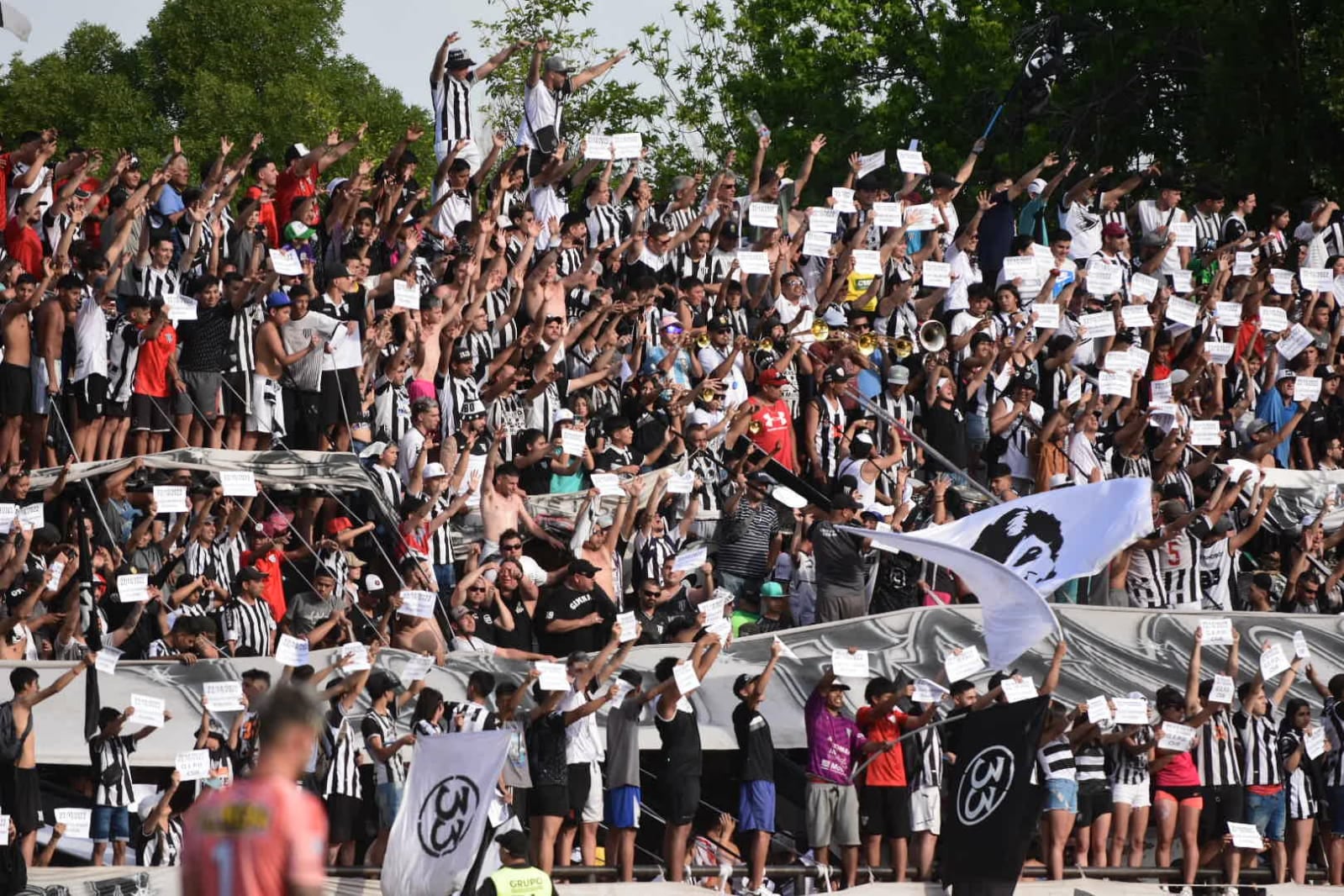 La hinchada de Gimnasia, a pleno. / Mariana Villa