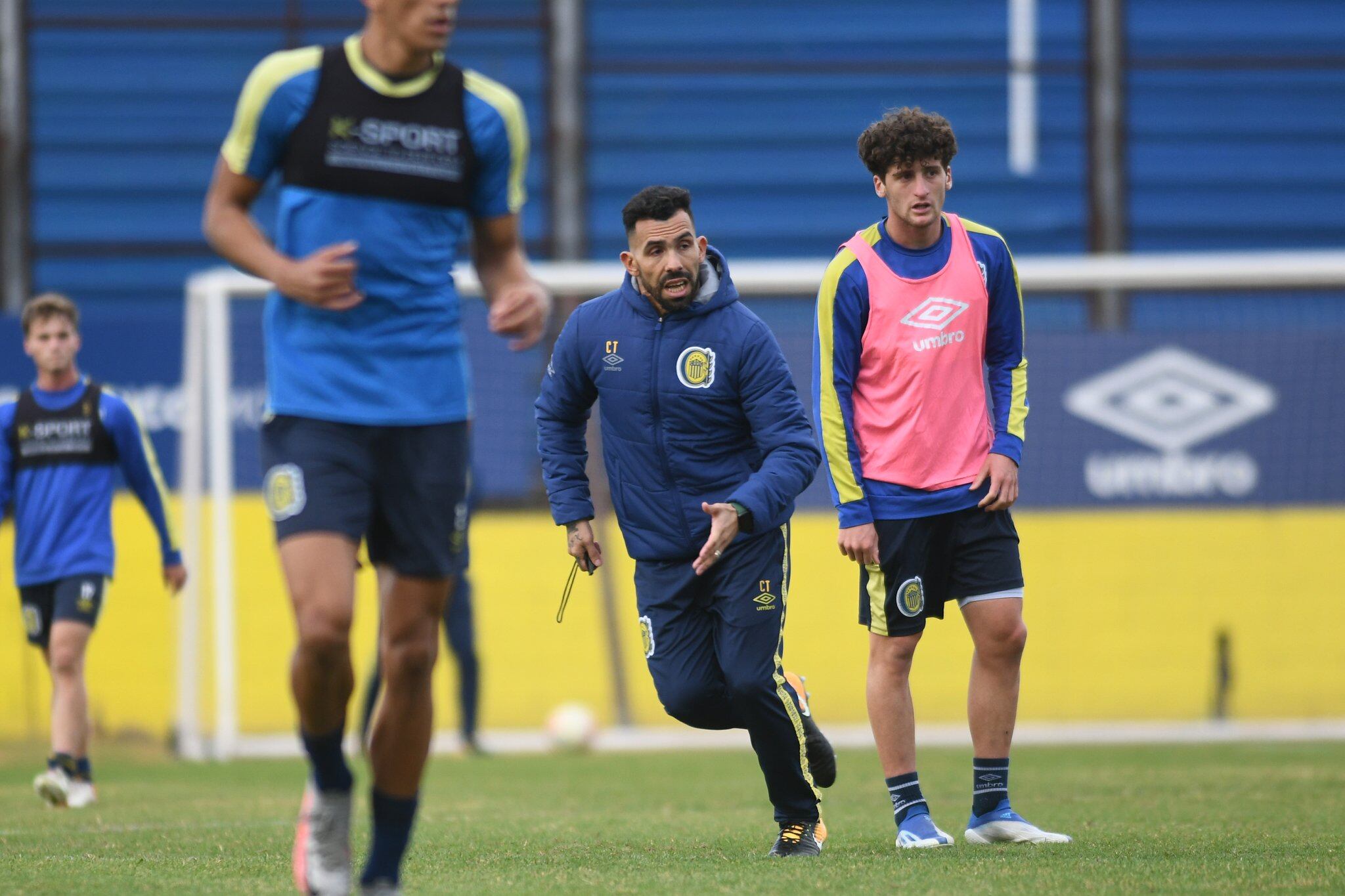 Carlos Tevez en el primer entrenamiento como DT de Rosario Central. (Prensa Rosario Central)