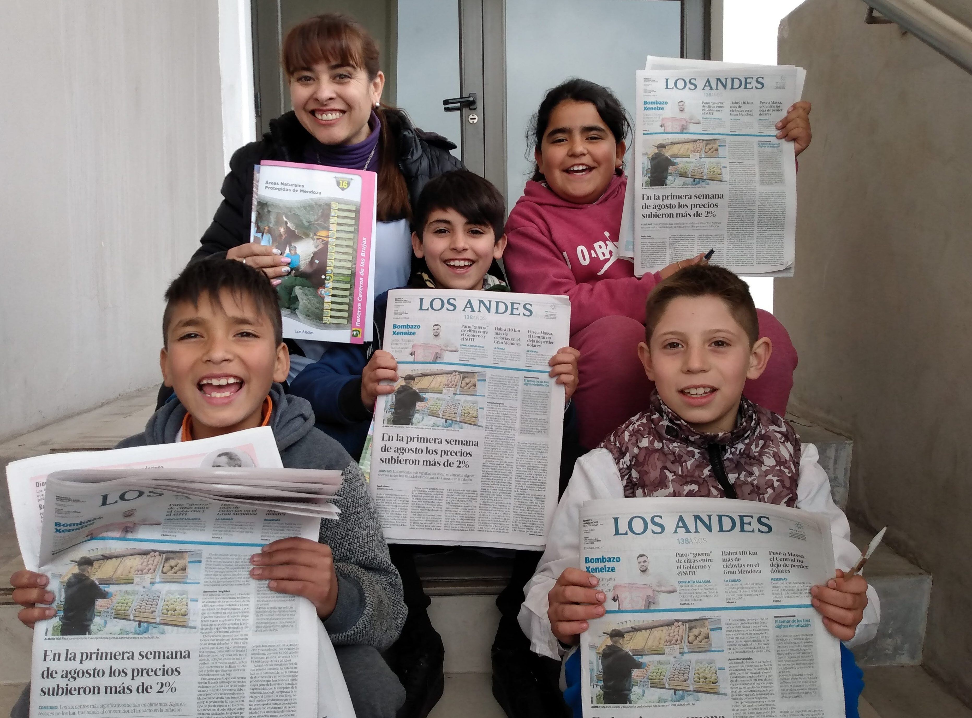 Bruno, Mateo, Ezequiel y Yazmín, acompañados por Cintia Ortiz.

