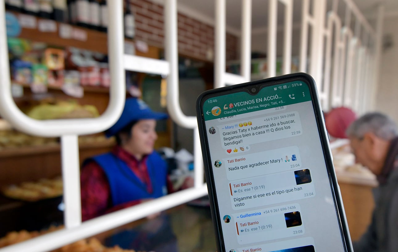 En el barrio Infanta crearon dos grupos de WhatsApp para hacer prevención. | Foto: Orlando Pelichotti / Los Andes

