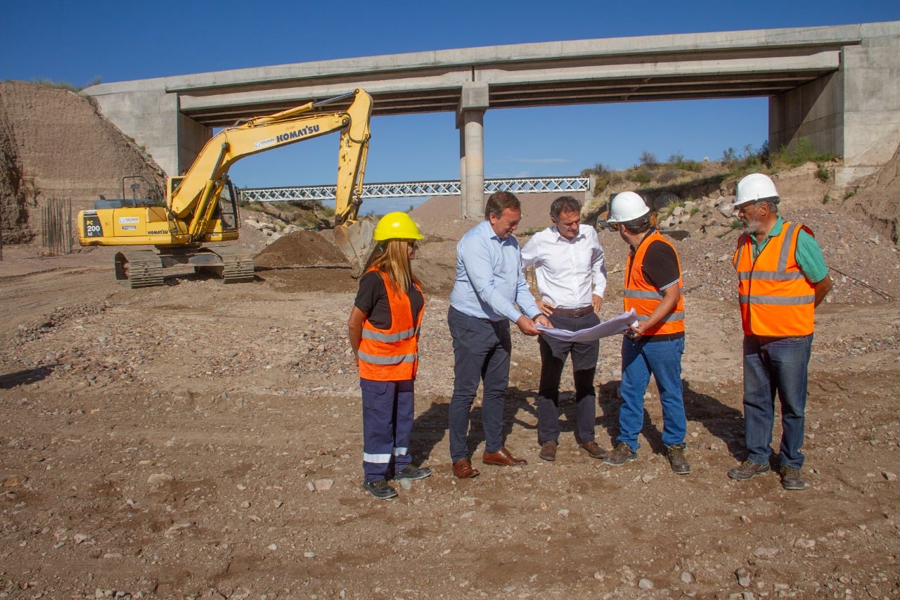 Aveiro y Katopodis, en la obra de restauración de puentes sobre Ruta Nacional 40. Foto: Prensa Tunuyán