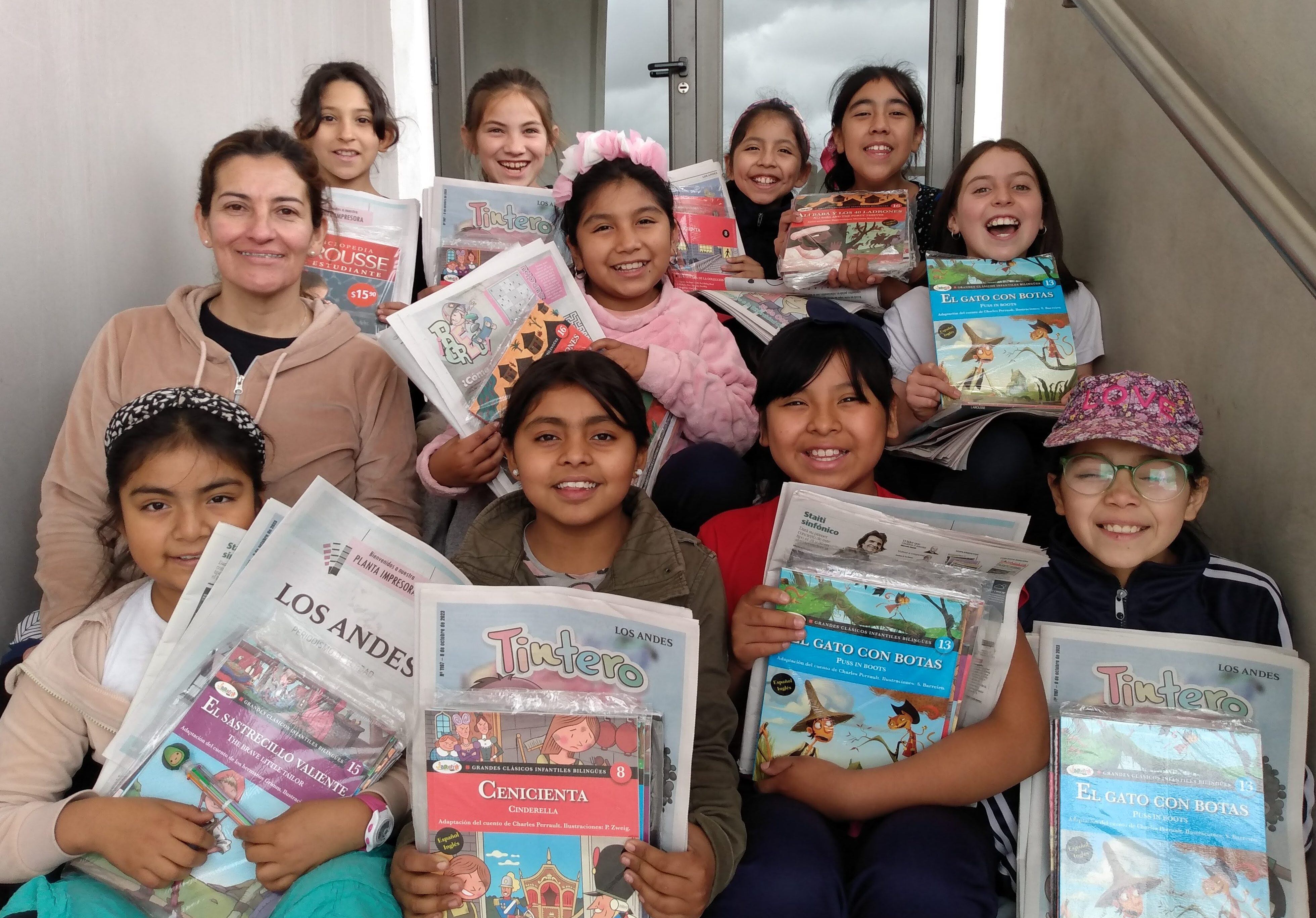 Zoe, Areliz, Hadaza, Jenifer, Emma, Victoria, Delfina, Rocío, Luz, acompañadas por su docente, Verónica Ubillos.

