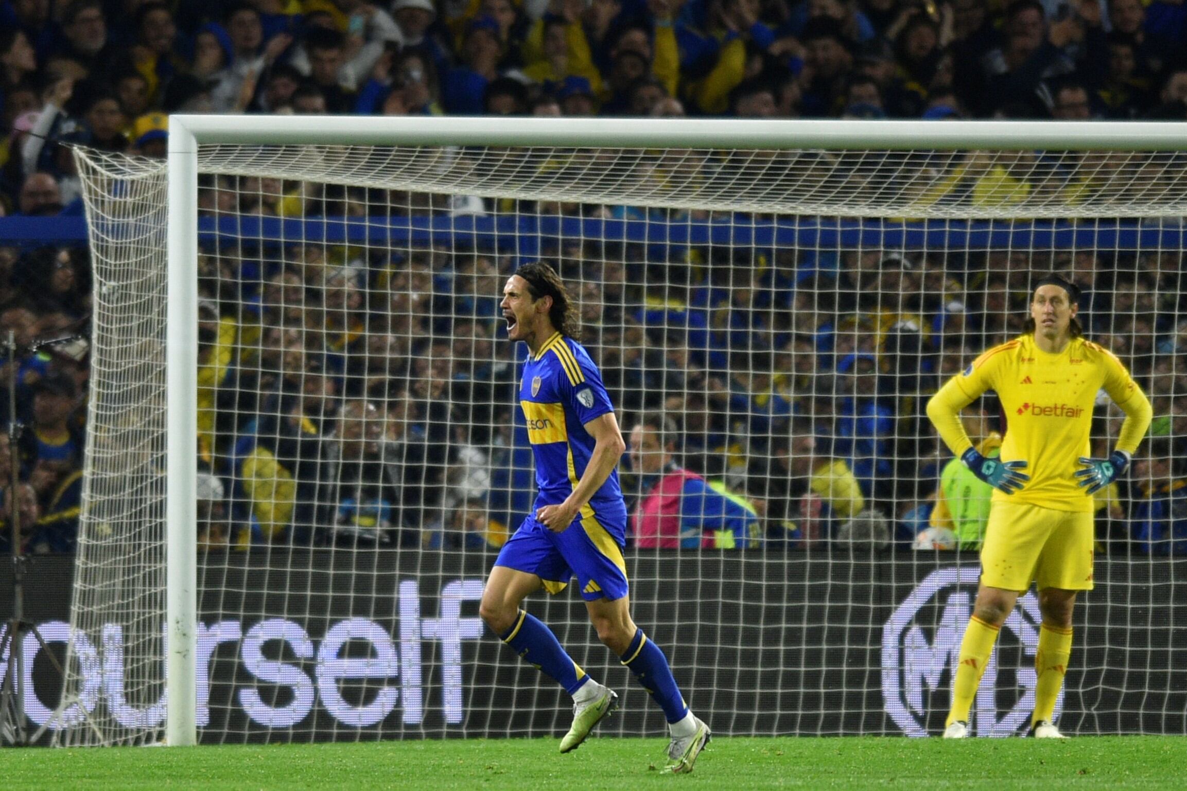 Edinson Cavani marcó el 1-0 de Boca ante Cruzeiro por la Sudamericana. (AP)