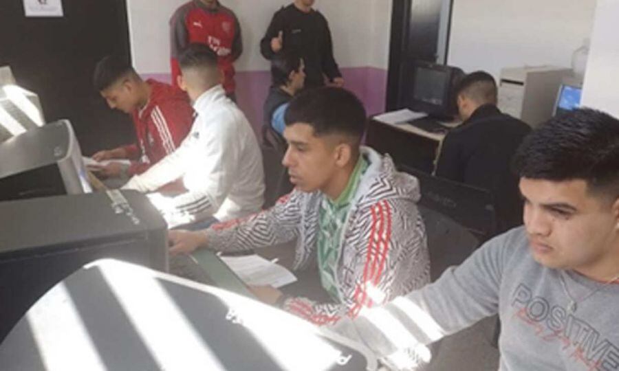 El Complejo Penitenciario tiene un aula taller móvil donde se dictan cursos de alfabetización digital.