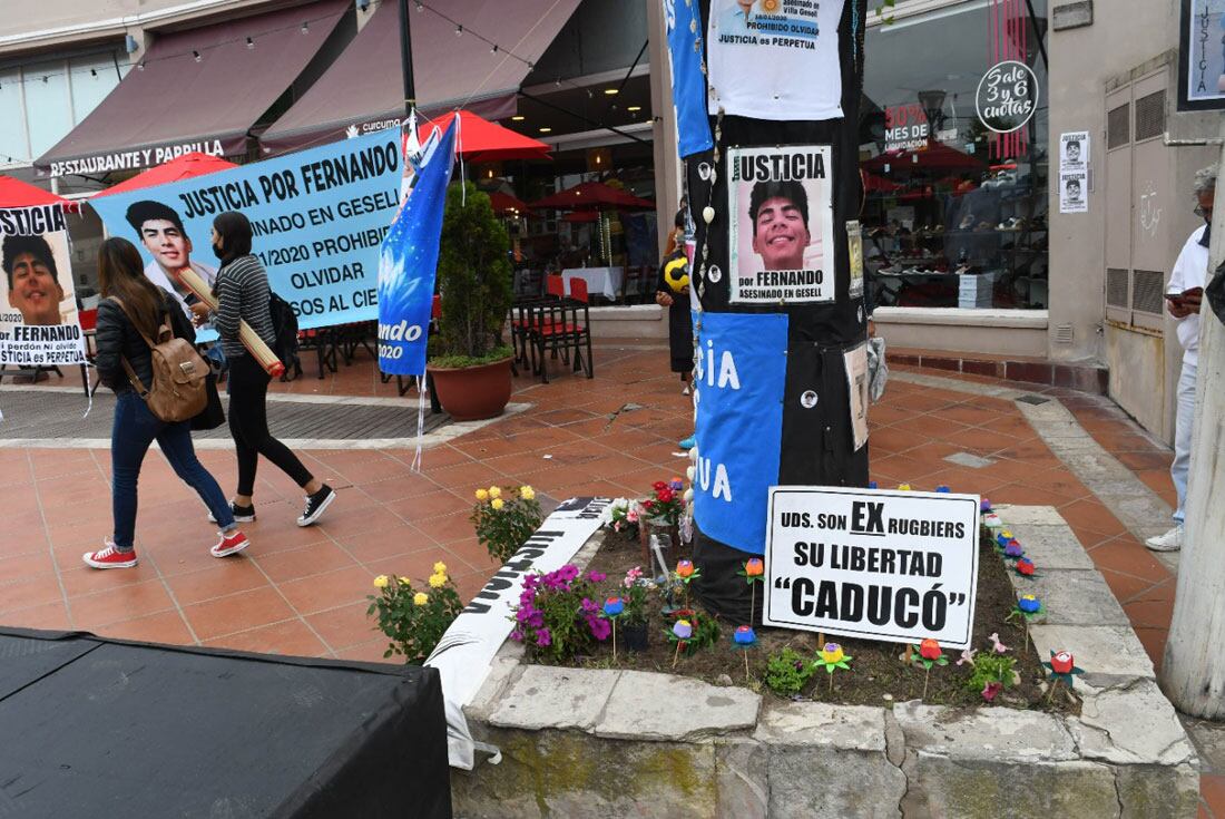 La puerta del boliche donde fue asesinado Fernando Báez Sosa. Foto Clarín