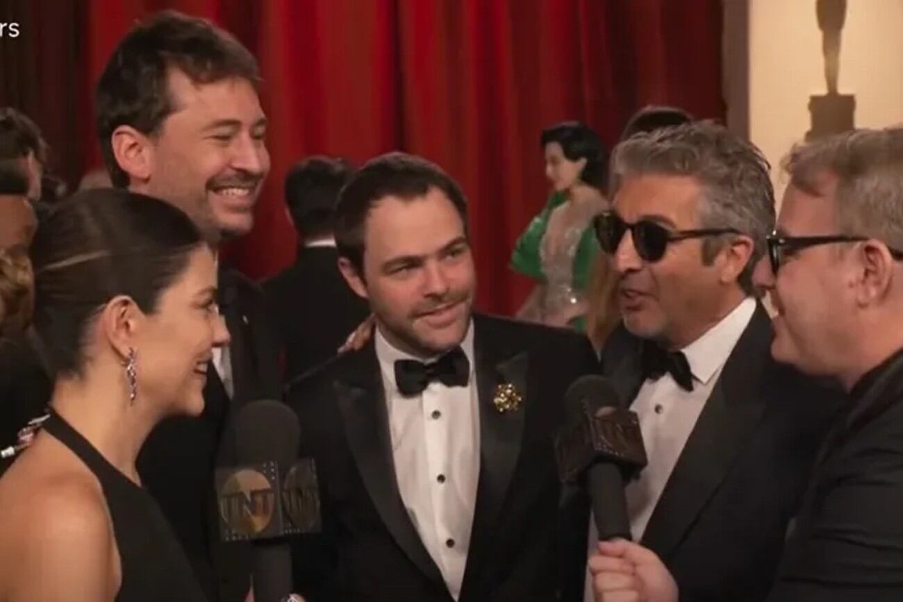 Axel Kuschevatzky entrevista a Santiago Mitre, Peter Lanzani y a Ricardo Darín en la alfombra roja de los Oscar 2023. Había un optimismo desbordante sobre las chances de "Argentina, 1985". (Captura)