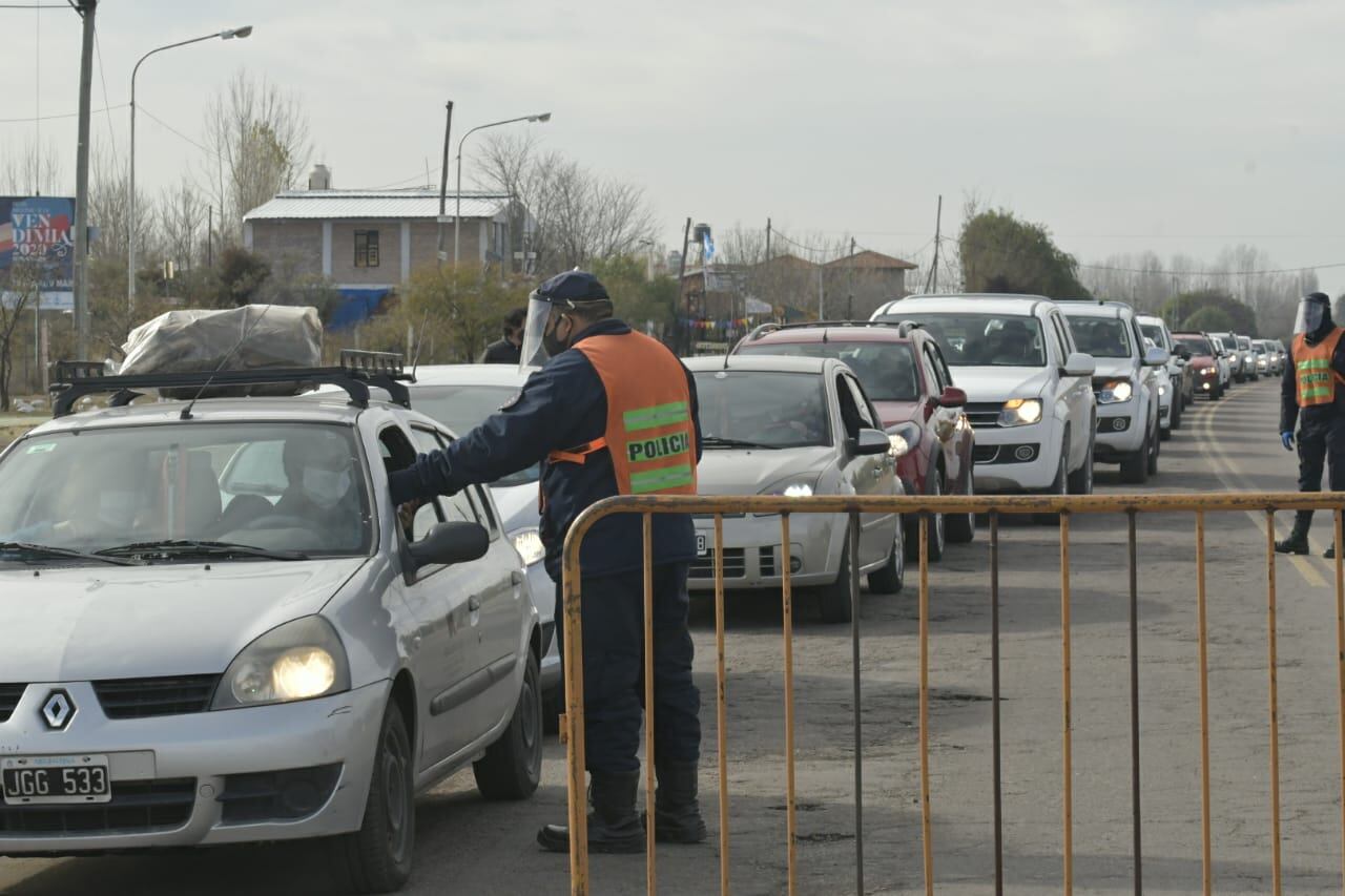 Hay una extensa fila de vehículos e importante demoras en Las Compuertas (Luján de Cuyo). Foto: Orlando Pelichotti / Los Andes